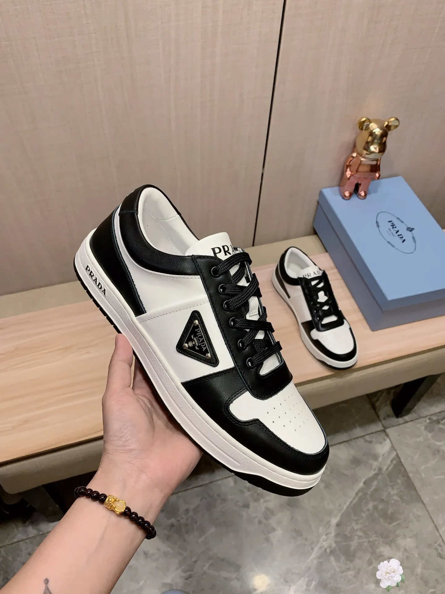 Men's Men's Shoes💰442💰💰🎩🎩[Lightning][Lightning] "PRADA*" The latest and most popular casual shoes, top brand [seduce] luxury ~ purchasing agency, top quality ~. [Strong] The upper is made of imported breathable cowhide material ➕ breathable sheepskin feet (•) with fine workmanship. The original stylish and stylish soft rubber wear-resistant and non-slip outsole is light and comfortable on the feet. The real thing looks better when photographed in real life. 226: code: 38-44, white and black 4️⃣ colors selected